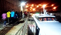 海象不佳造成臺馬海上交通停擺,16日清晨東引百餘位旅客「摸黑」到碼頭趕搭島際交通船往南竿。(圖:旅客提供)