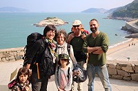 台灣媳婦林芷怡帶著遠從法國來的公公婆婆來馬祖玩,喜歡上芹壁的寧靜和大坵的原始。(圖:陳鵬雄、北竿家適民宿)