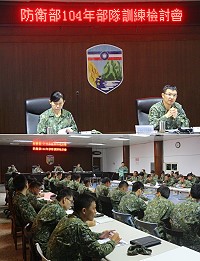 (上圖)指揮官莫中將主持「部隊訓練檢討會」。(下圖)各部隊提報部隊訓練精進作法與政策方向。(圖/文:闕碩彥)