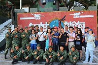 　兩棲蛙人協會會員與現役官兵合影。（圖／文：闕碩彥）