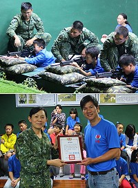 (上圖)小朋友們首次體驗國軍輕兵器射擊模擬器。(下圖)介壽國中小校長致贈馬防部感謝狀,由政戰主任陳少將代表接受。(圖/文:闕碩彥)