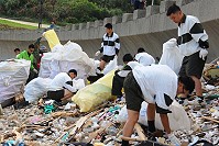 　官兵齊力淨灘，恢復珠螺灣美麗海岸。（圖／文：闕碩彥）