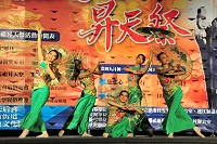 「媽祖在馬祖昇天祭」祈福晚會粉墨登場,最大亮點「逗舞兒舞蹈團」為鄉親帶來三首民俗舞蹈,敦煌舞蹈風格獨具,S形柔美的舞姿,在動中有靜的舞舞姿中,展現出如雕塑般的美感。(圖/文:曹重偉)