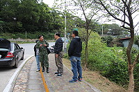　縣府建設局和馬防部聯合進行南竿地區櫻花施肥作業。（圖／文：吳嘉榮）