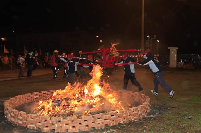 馬祖的冬天也很精彩,每年元宵節都會舉辦擺暝文化祭,
