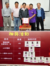 文化局昨天上午為鐵板燒塔節摸彩活動補辦公開抽獎,在政風室主任賈鵬鴻、消保官曹依立等人見證下,由文化局代表、村長黃寶清、理事長陳學興分別抽出11位幸運民眾。(圖/文:曹重偉)