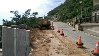 　北竿大道上村狹窄路段全面拓寬至8米道面，預估11月中完工。（圖／文：陳鵬雄）