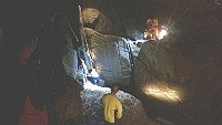 福澳池姓鄉親21日傍晚釣魚失足落海崖邊涵洞內,消防人員採梯子和繩索垂降救援。(圖:消防局提供)