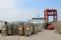 　7天的南竿郵包量，碼頭作業忙碌。（圖：吳嘉榮） 