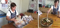 津沙小館老闆娘蘭其花端上麻辣水煮海魚及分作湯頭、鮮魚包裝,冷凍後再送宅配到臺灣。(圖:宋志富)