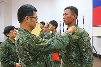 　莫指揮官替晉陞人員別上領章，並給予鼓勵。（圖／文：闕碩彥）