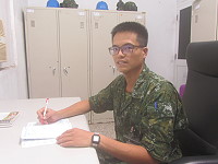 　祁少尉以大哥哥的角度，細膩地在弟兄們的大兵手記上筆談、分享經驗。（圖：陳俊諺／文：劉韋佑）