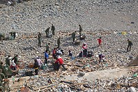 西莒軍民合力進行菜浦澳淨灘活動,海灘恢復清淨原貌。(圖:莒光鄉公所提供)