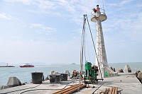 　白沙北防波堤延伸展開設計前地質鑽探作業。（圖／文：陳鵬雄）