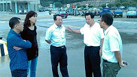 為提升漁港安全及維持交通秩序;議長張永江及多位議員昨天特別會同縣府建設局長劉德全等人前往現勘。(圖:連江縣議會提供)