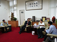 　因應馬祖海巡隊廳舍用地與民間有糾紛，議長張永江特別會見海洋總局後勤組長陳泗川及海巡隊多位幹部，希望能多多協商化解，先就沒有糾紛的土地先行公告。（圖：連江縣議會提供）