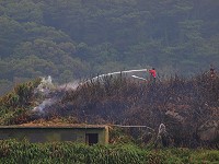 東引圓圓澳閒置據點,29日上午發生火警,警義消迅速抵達現場滅火。(圖:民眾提供)