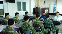 　議長張永江及議員周瑞國專程赴梅石幹訓班探訪馬祖在地籍的子弟兵們，親切問候他們的家庭狀況及是否適應軍中生活。（圖：連江縣議會提供）
