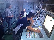 中信船廠檢查「臺馬之星」主機電腦控制啟動系統,狀況均正常,縣府交通督導小組要求新華落實操作標準作業。(圖:交通局提供)
