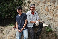 認識多年的好朋友周武翰(左)、李勇達(右)將運用圖像與文字敘述東莒建築與自然的對話。(圖/文:林冰芳)