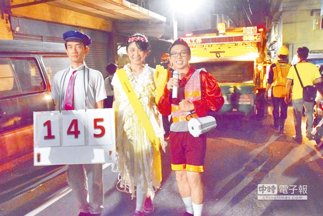 原型樂園劇團10月30、31日與新北市環保局合作在三重上演〈跟著垃圾車遊台北〉行動公共藝術表演。（中時陳宜加攝）