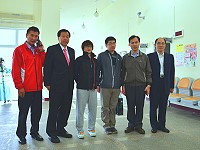 　縣長劉增應、議長張永江等人探訪東引鄉衛生所新到任醫師劉峻瑋（右3）、藥師陳美儒（左3），給予鼓勵與打氣。（圖／文：陳其敏）