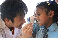 北竿青年牙醫師馮毅夫擔任外交醫療役,將遠赴西非布吉納法索行醫,圖為2012年於南印度義診。(圖:馮毅夫提供)