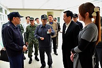 　陸軍副參謀總長王興尉中將（中）、國防部軍醫局局長吳怡昌中將（左）訪視東引衛生所，由議長張永江、鄉長楊雲成等人陪同介紹說明。（圖／文：陳其敏）