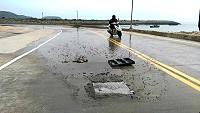 塘后道污水最終匯集池因管路阻塞,污水溢流整個路面。(圖/文:陳鵬雄)