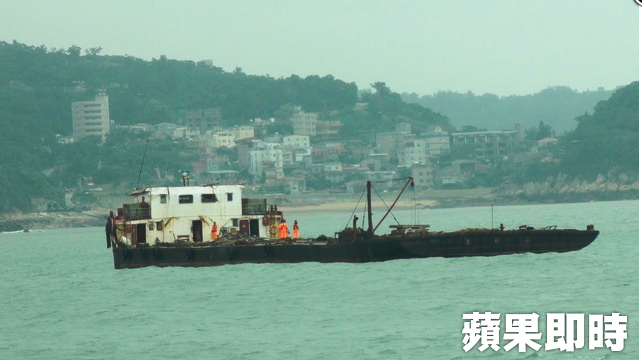 南竿鐵板外海2千公尺處監控到1艘可疑船隻無故滯留。(圖/馬祖海巡隊提供)