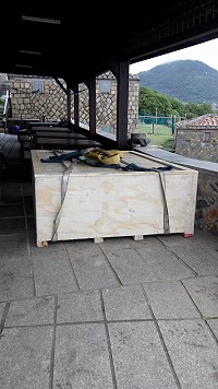 戴勝通重達數百公斤的鋼琴,昨天費了九牛二虎之力才運上大坵島。(圖:大坵民宿胡先生提供)