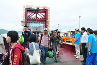 　天公作美，昨日天氣正常，府會首長一早前往碼頭迎接馬拉松比賽選手，來自中國的選手也在中午抵達南竿。（圖／文：馮紹夫）