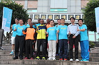 　府會首長熱情歡迎肯亞選手來馬參加2015 RUN MATSU第一屆馬祖國際馬拉松。（圖／文：吳嘉榮）