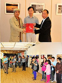 連江縣攝影學會推出「影響馬祖-慶祝連江縣攝影學會創會10週年會員聯合攝影經典展」,昨天舉行開幕茶會,理事長王敦濤代表學會致贈縣長劉增應10年專刊。(圖/文:曹重偉)