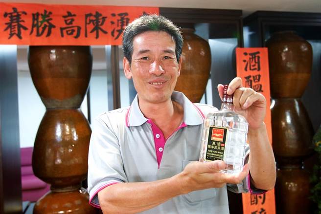 這一瓶東湧陳高,已成許多白酒老饕新寵。(陳志東攝影)