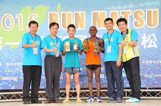 全馬男子組由肯亞選手RICHARD MUTUA MUTISYA(右3)以3小時20分43秒獲得冠軍。(圖/馮紹夫)