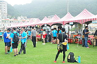 　馬祖國際馬拉松開跑，場外的攤販也積極行銷馬祖，各攤位人氣滾滾。（圖／文：馮紹夫）