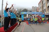 　府會首長共同為2015 RUN MATSU第一屆馬祖國際馬拉松鳴槍起跑！（圖／文：吳嘉榮）