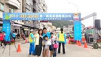 　曹正偉8日跑完半馬21公里後與妻子劉潔蕙、子女合影留念。（圖／曹正偉提供）