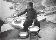 圖為民國55年,東引樂華村的婦女在用傳統石磨製作湯圓漿。(圖:美國國家檔案局)【版權所有,不得作為營利使用】