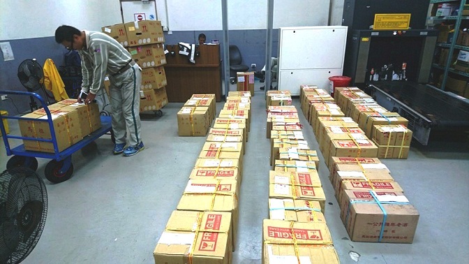 馬習會效應,罈裝老酒機場貨運排隊,黑貓宅配忙搬運快遞空運。(圖/兩岸特產店、本報編輯部)