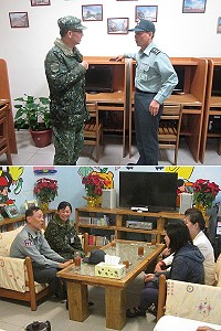 (上)黃中將肯定雲台休憩區的官兵影音休閒室設備。(下)黃中將在政戰主任陳少將陪同下,與志工媽媽們相談甚歡。(圖/文:闕碩彥)