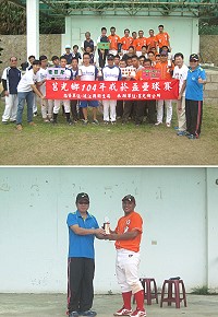 (上)賽後參賽人員及工作人員於司令台前大合影。(下)由莒光守備大隊菁英隊抱走冠軍獎盃。(圖/文:羅翊宸)