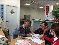 　104年節電競賽公協會診斷團代表前台電馬祖營業處經理莊品官13日於建設局節電諮詢服務中心審核各項報名文件書面。（圖：建設局提供）