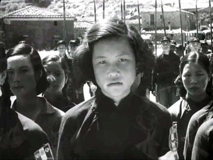 74歲阿嬤馮淑敏當年17、18歲民防隊員時期的模樣。(圖/美國國家檔案局、版權所有.不得從事營利使用)