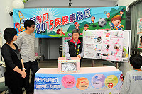 　衛生局今年度「4569乳房健康大樂透」活動圓滿結束，四鄉五島共有291位婦女朋友受檢；摸彩活動由局長謝春福在多位同仁及鄉親見證下，公開抽出10位幸運中獎婦女。（圖／文：曹重偉）