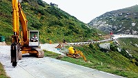 東引燈塔路整建工程,目前推進到「烈女義坑」附近道路,到燈塔的遊客只能以徒步方式前進。(圖/文:陳其敏)