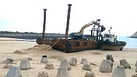 大型平台船再度駛進塘岐馬鼻灣,簡易浮排受損基樁及障礙燈要進行修復作業。(圖/文:陳鵬雄)