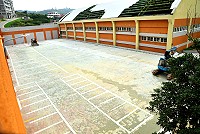 　東引鄉體育館旁的停車場即將完工，能不能提升民眾停車意願，還有待觀察。（圖／文：陳其敏）