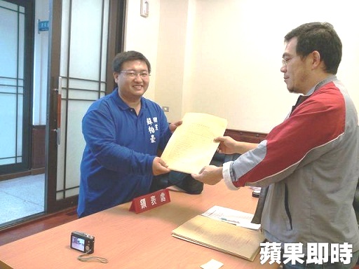 蘇柏豪(左)20日親赴連江縣選委會領表,參選立委選舉。胡依北攝